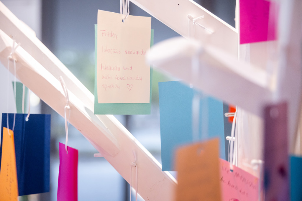 Ausstellungsansicht WERDE ZWEITZEUG*IN © GLM, Foto: Roland Baege