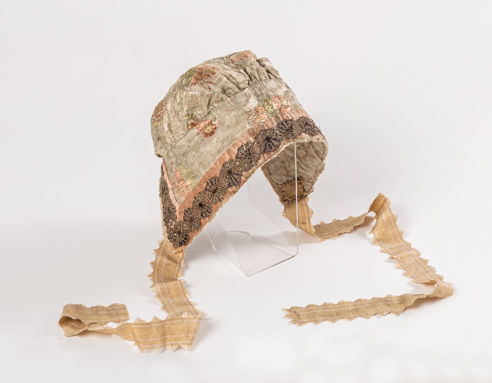 Highlight-Exponat Sonntags- und Festtagshaube einer Dienstmagd, um 1830 © GLM, Foto: HeinzFeußner